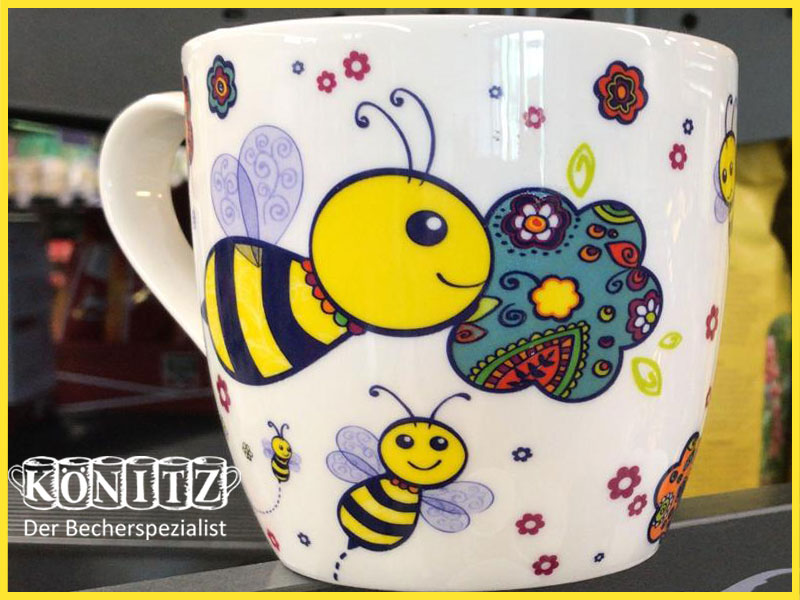 Eine Tasse aus Könitzer Porzellan mit Bienenmotiv